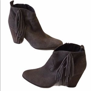 STEVE MADDEN sz10 taupe Ohio zip boot with fringe